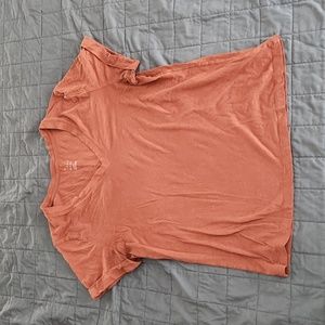 Burnt Orange V-Neck T w. Folded Sleeve Detail